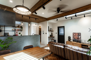 木目調の梁やシーリングファンでこだわった天井